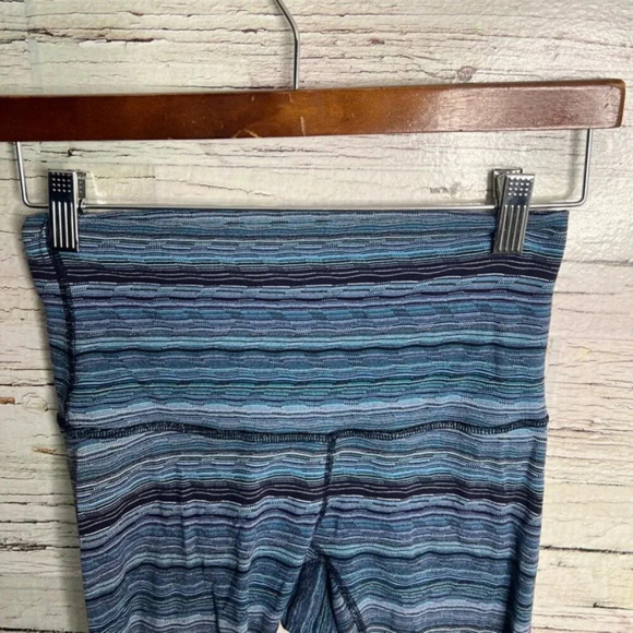 Lululemon high rise striped blue leggings size 4 crop - Picture 3 of 8